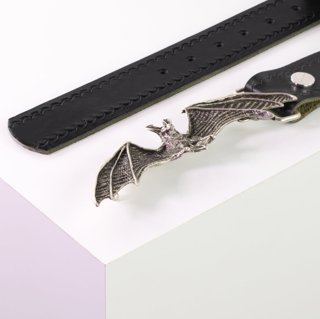Ledergürtel 4cm mit Schnalle Fledermaus schwarz kleine Welle