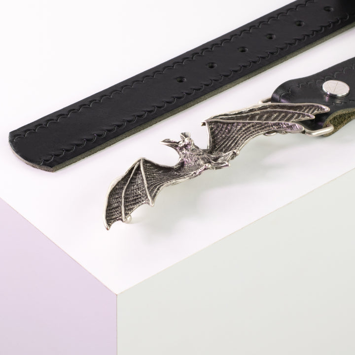 Ledergürtel 4cm mit Schnalle Fledermaus schwarz kleine Welle